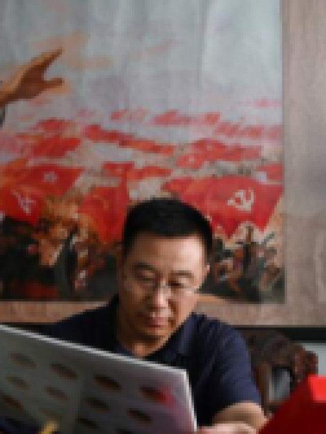 China's 'red collectors' cherish bygone Maoist era